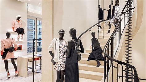 chanel le bon marché avis|Chanel investit plus d’un milliard de dollars dans le digital et les.